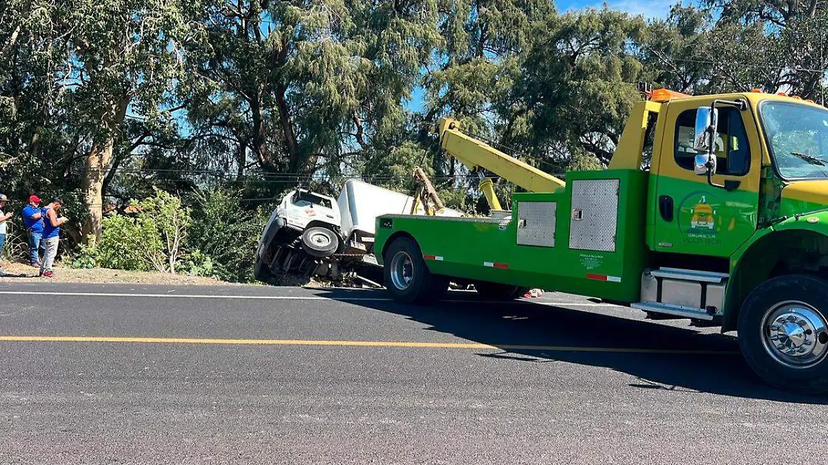 Se necesito ayuda de una grua para poder orientar la camioneta